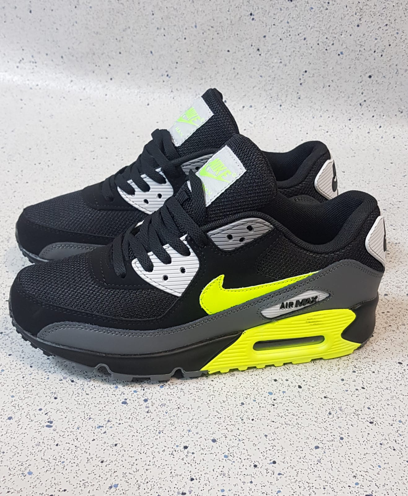 Nike Air Max 90 Essential mens Low-Top Sneakers